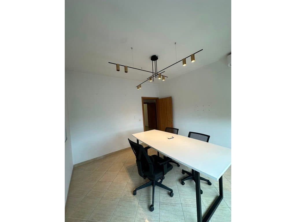 Qera, Ambient per zyra, Komuna e Parisit, Tirane 3