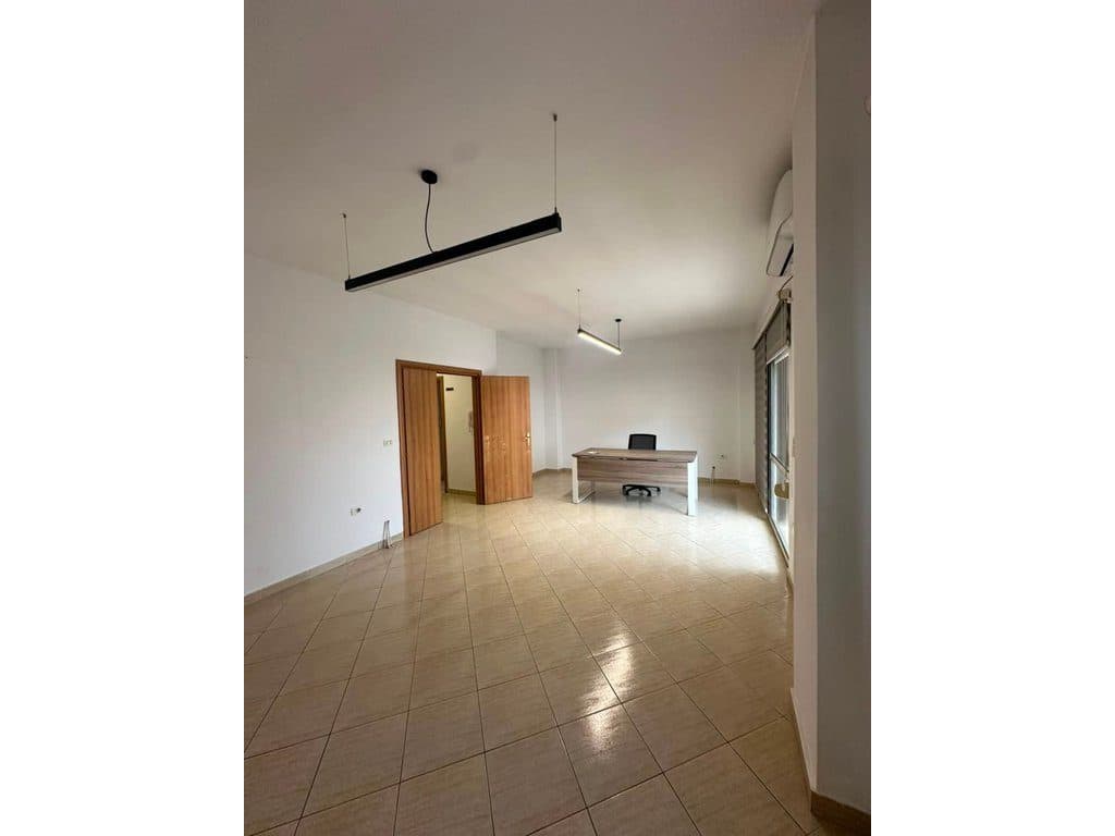 Qera, Ambient per zyra, Komuna e Parisit, Tirane 4