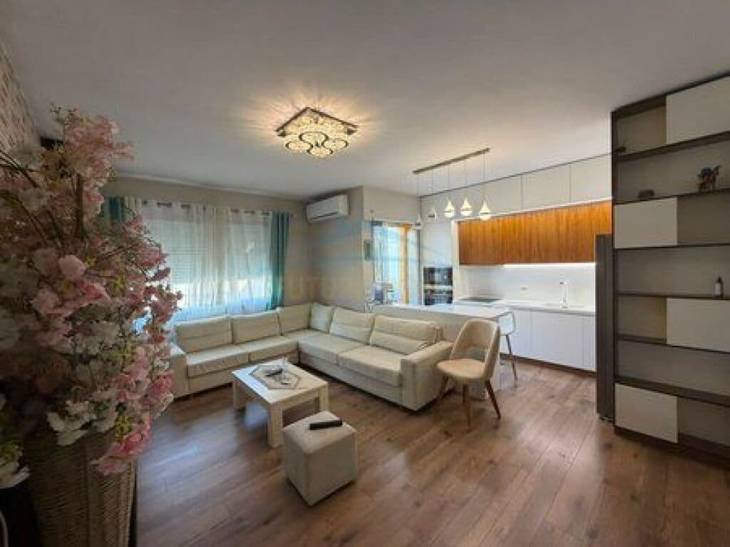 Qira, Apartament 2+1+2, Komuna e Parisit, Kristal Center, Tiranë