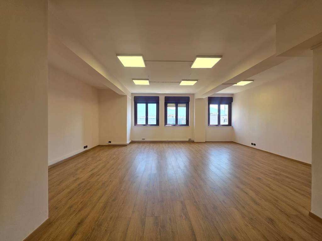 Qera, Ambient Biznesi, Qender, Tirane.