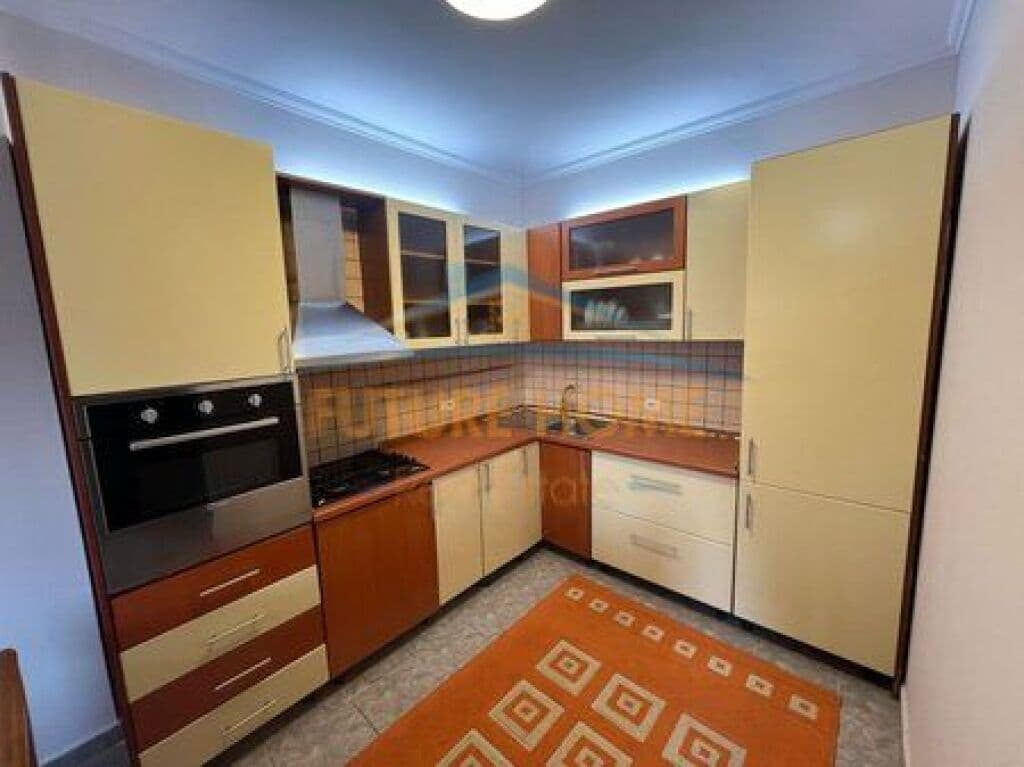 Jepet me qira, Apartament 2+1, Komuna e Parisit, Tiranë. 3
