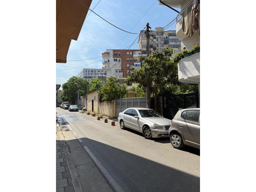 Shitet, Ambient Biznesi , 21 Dhjetori, Tirane. 1