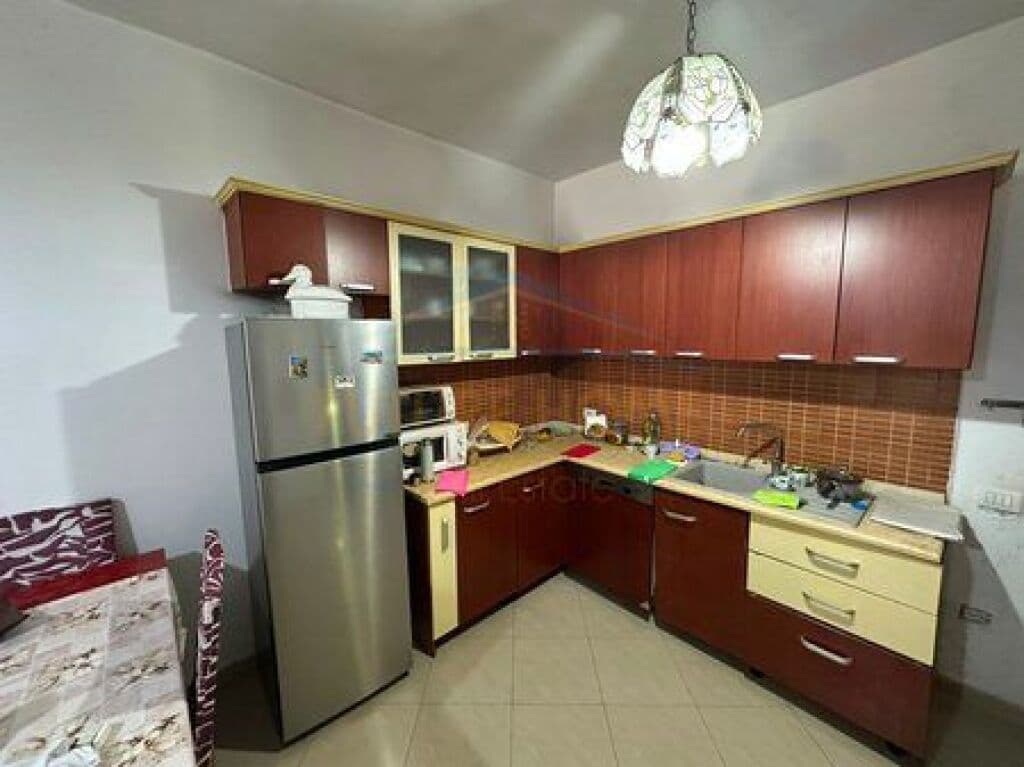 Jepet me qira Apartament 2+1, Rruga Elbasanit, Tiranë 3