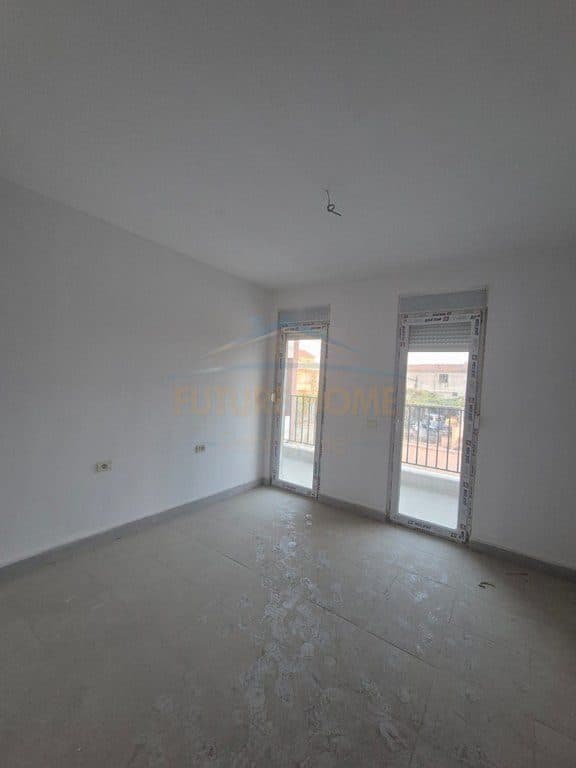 Qira, Apartament 3+1+2, i vendosur në fund të Rrugës 5 Maj, pranë Shkollës “Ardian Klosi” 3