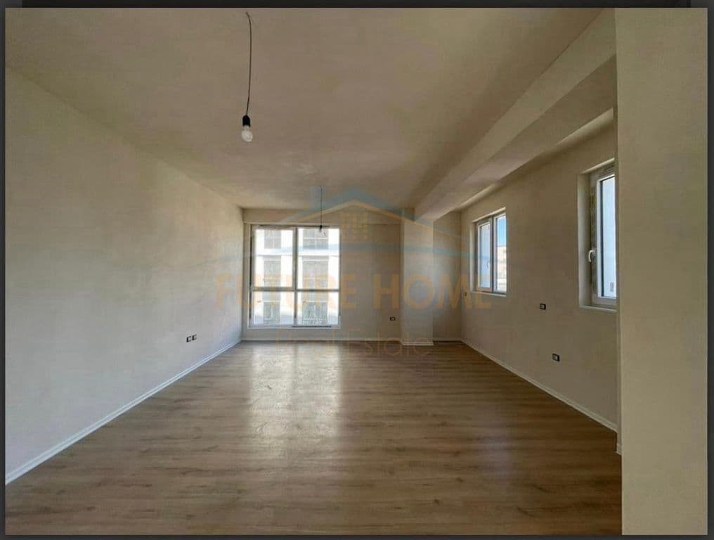 Në shitje, Apartament 3+1+2, Bega 07, Komuna e Parisit.