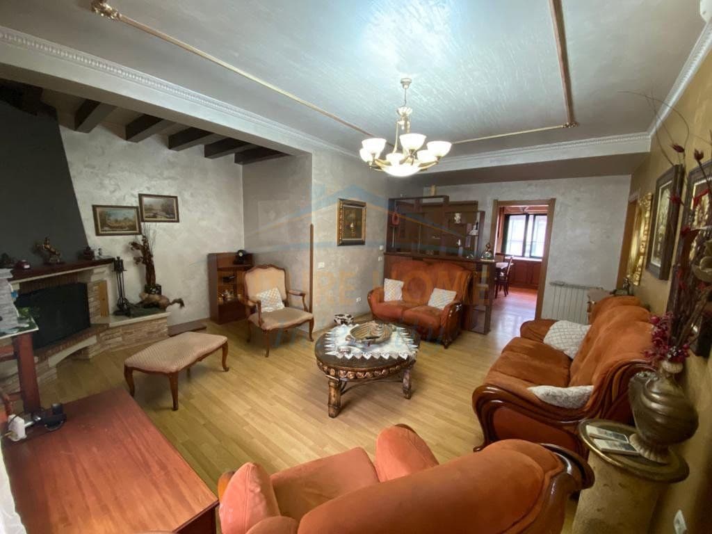 Jepet me qira, Apartament 3+1+2, Zogu i Zi, Tiranë.