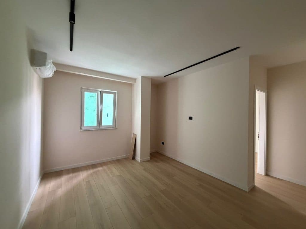 Shitet ,Apartament 1+1, Komuna e Parisit, Tirane
