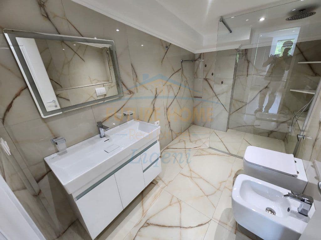 Në shitje, Duplex 4+1+3, Liqeni I Thate, Tiranë. 4