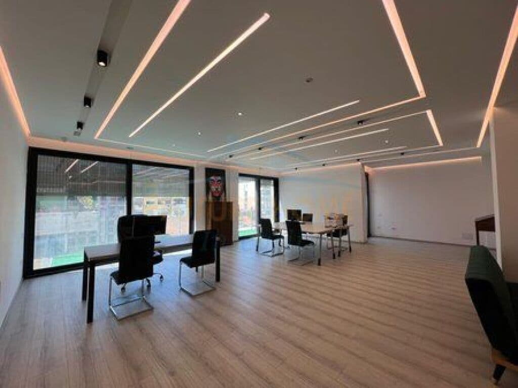 Në shitje, apartament 2+1+2 ballkone, Bllok, Tiranë. 3