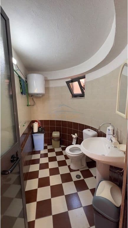Qira, Ambient Biznesi, Komuna Parisit, Tiranë