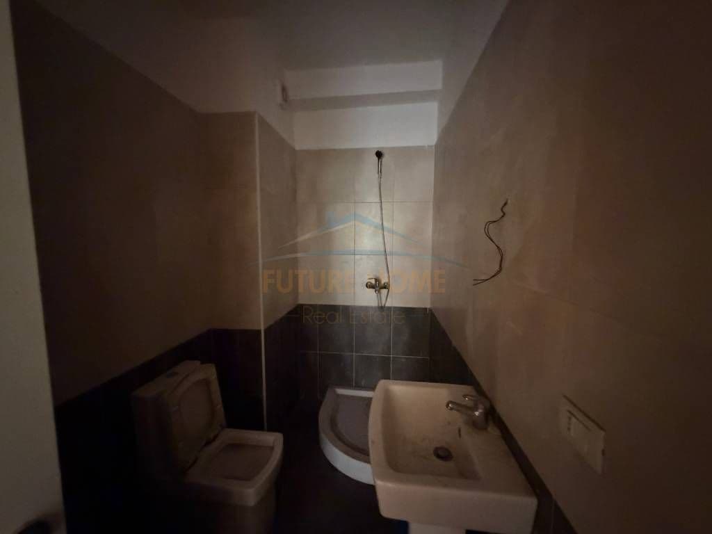 Në shitje, Apartament 1+1, Rruga Kavajës, Sheshi 21, Tiranë. 3