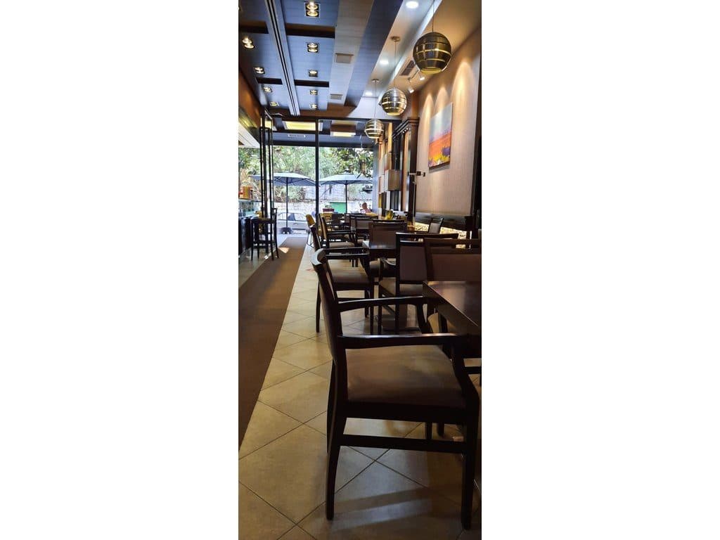 Shitet, Ambient Komercial Bar-Kafe ,Rruga e Barrikadave, Tirane. 1