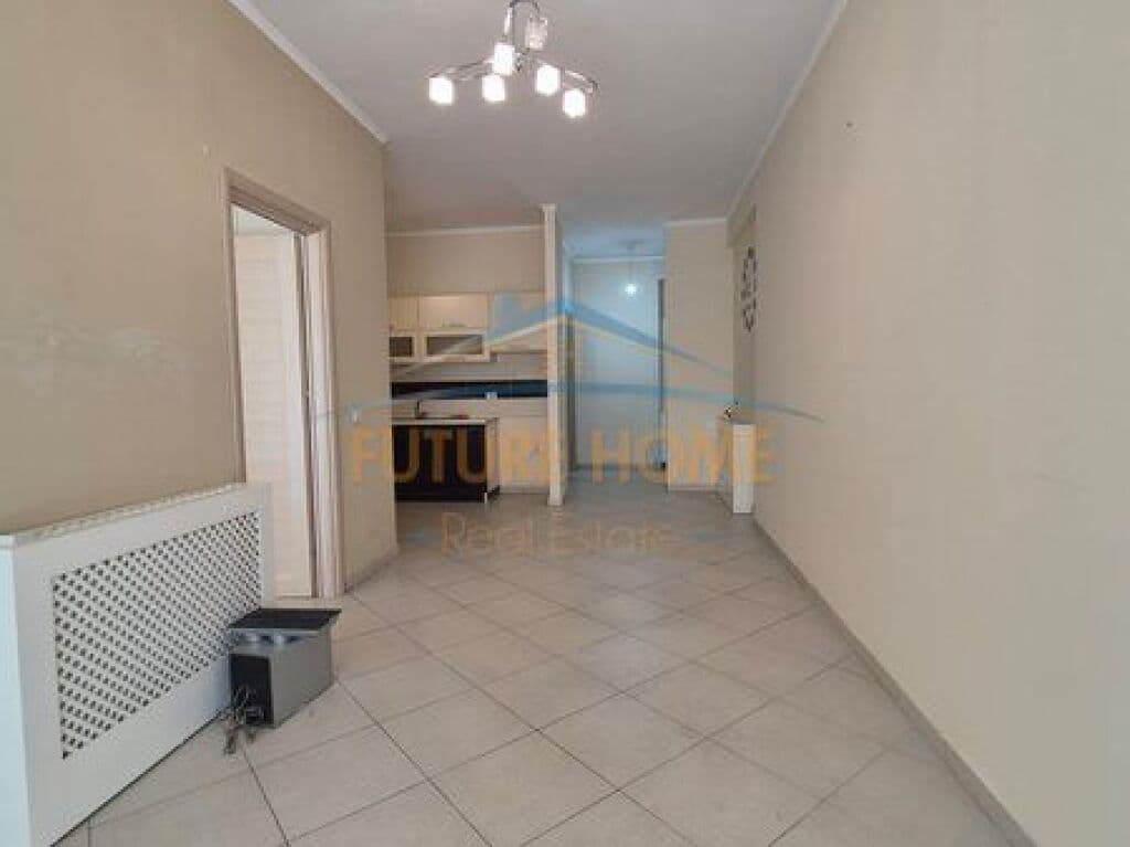 Në shitje, Apartament 1+1, Komuna e Parisit, Tiranë.