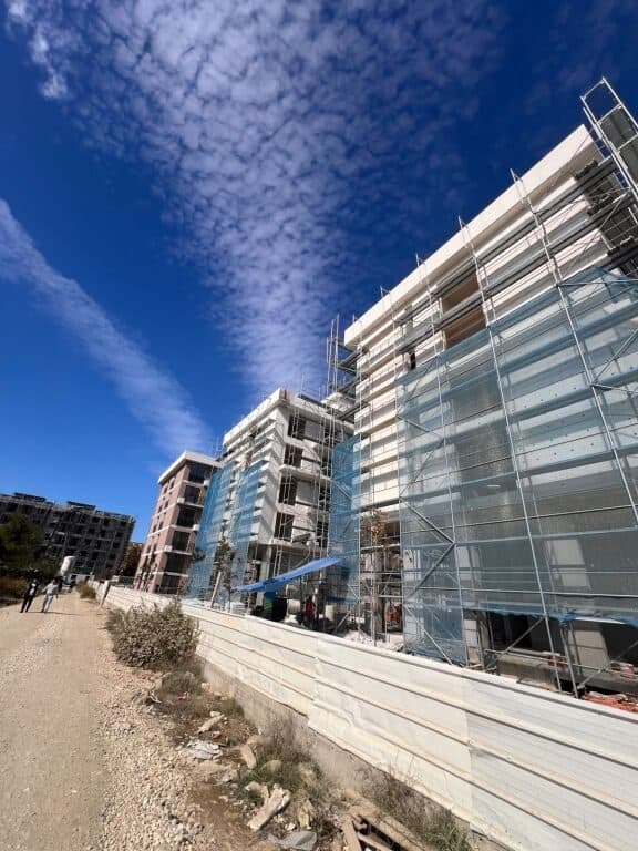🏡 SHITET APARTAMENT 1+1 NË MALIN E ROBIT! 🌊 3