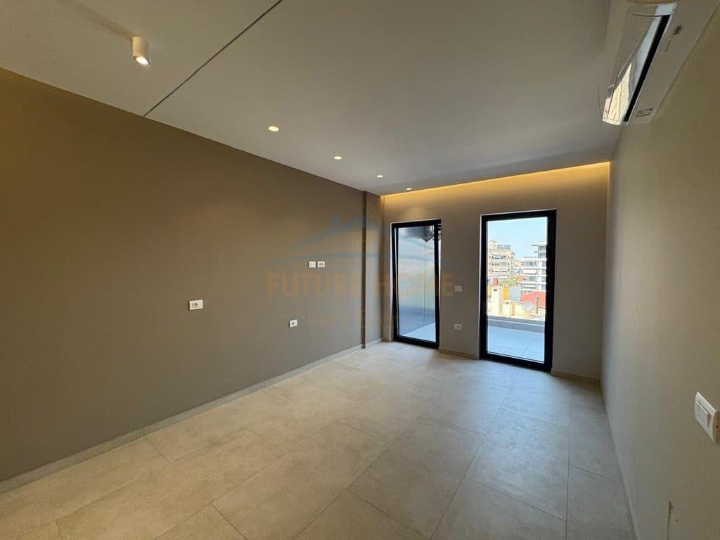 Qira, Ambient për zyra, Galeria Roma, Rruga e Kavajës.