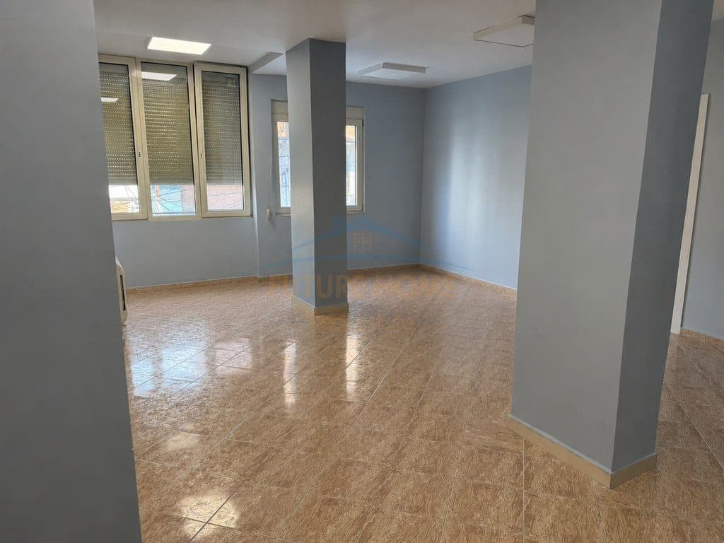 Qira, Ambient Biznesi, Pazari i Ri, Tirane. 4