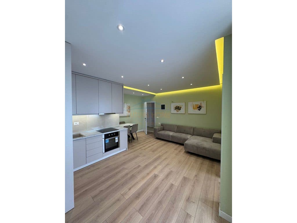 Shitet, Apartament 2+1, Myslym Shyri, Tiranë.