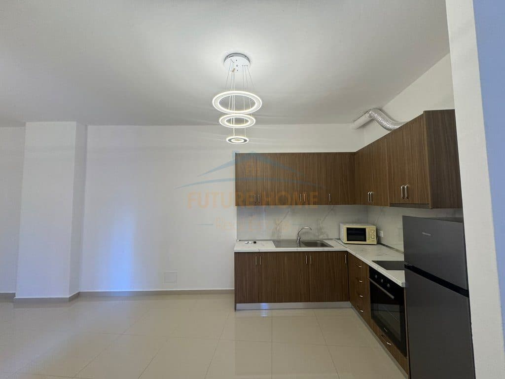 Qera, Ambient, Galeria Roma, Rruga e Kavajës, Tiranë. 2