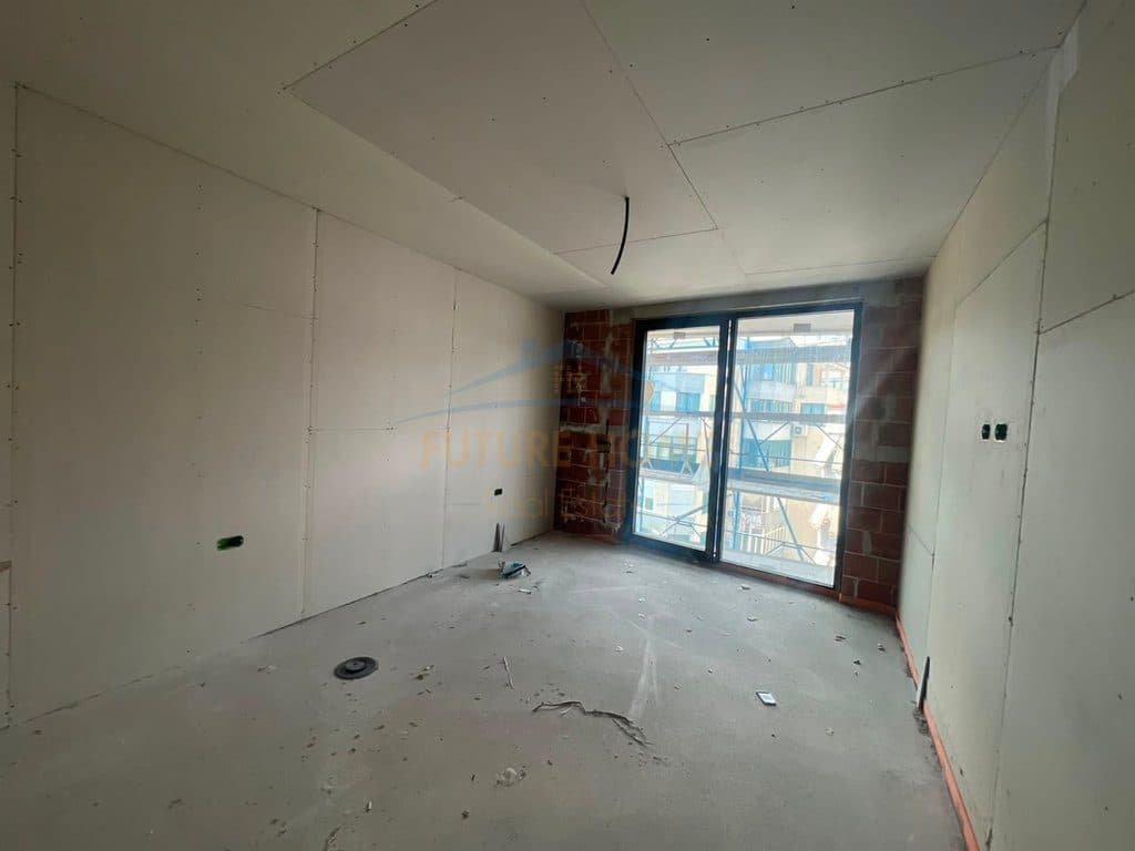 Shitet, Apartament 1+1 Tek Liqeni i Thatë, Tirane. 4