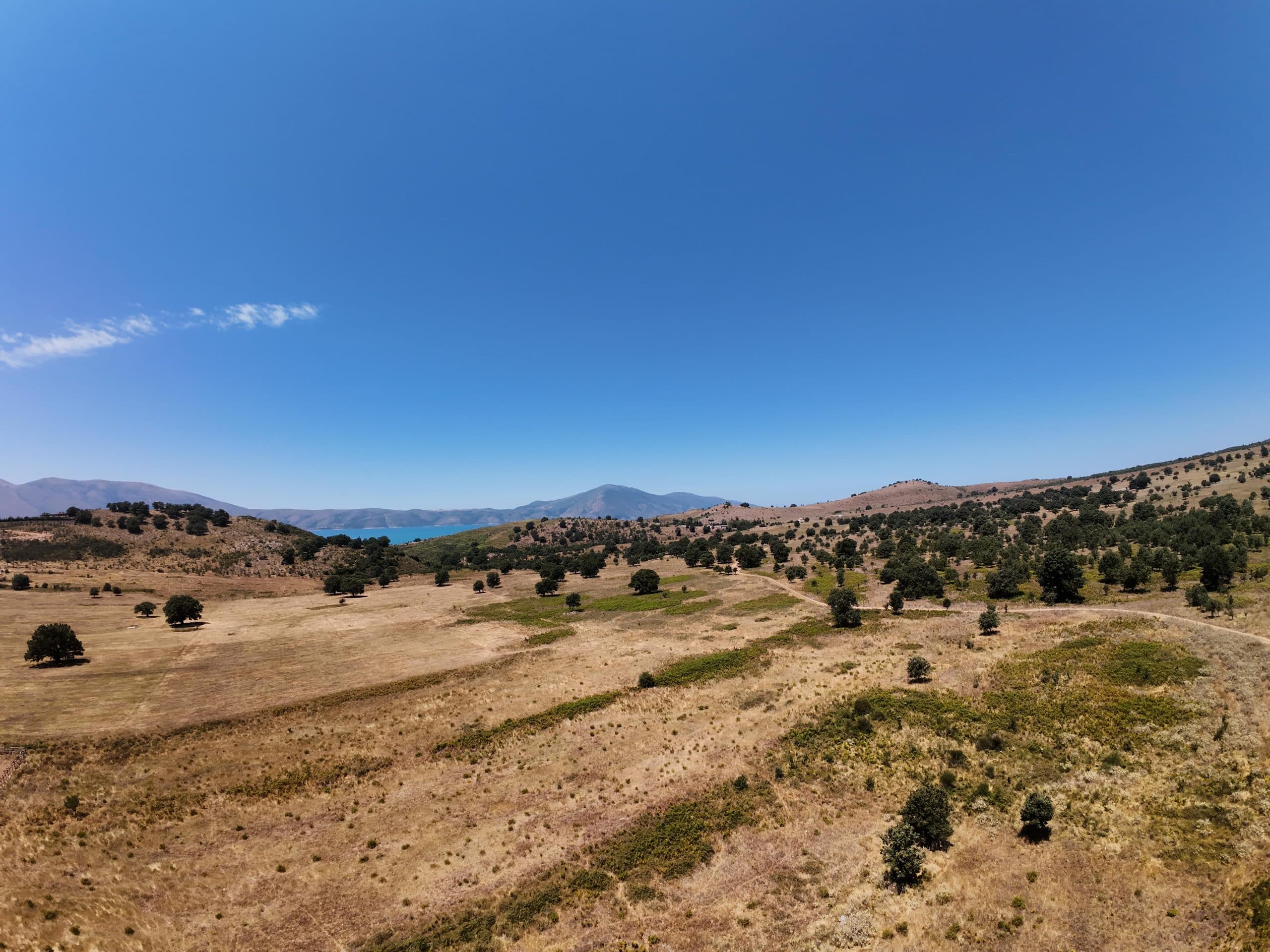MUNDËSI E RRALLË INVESTIMI NË ZEMËR TË NATYRËS SHQIPTARE – TOKË 90.000 M² NË BYPASS-IN E RADHIMËS, MES DETIT DHE HISTORISË! 2