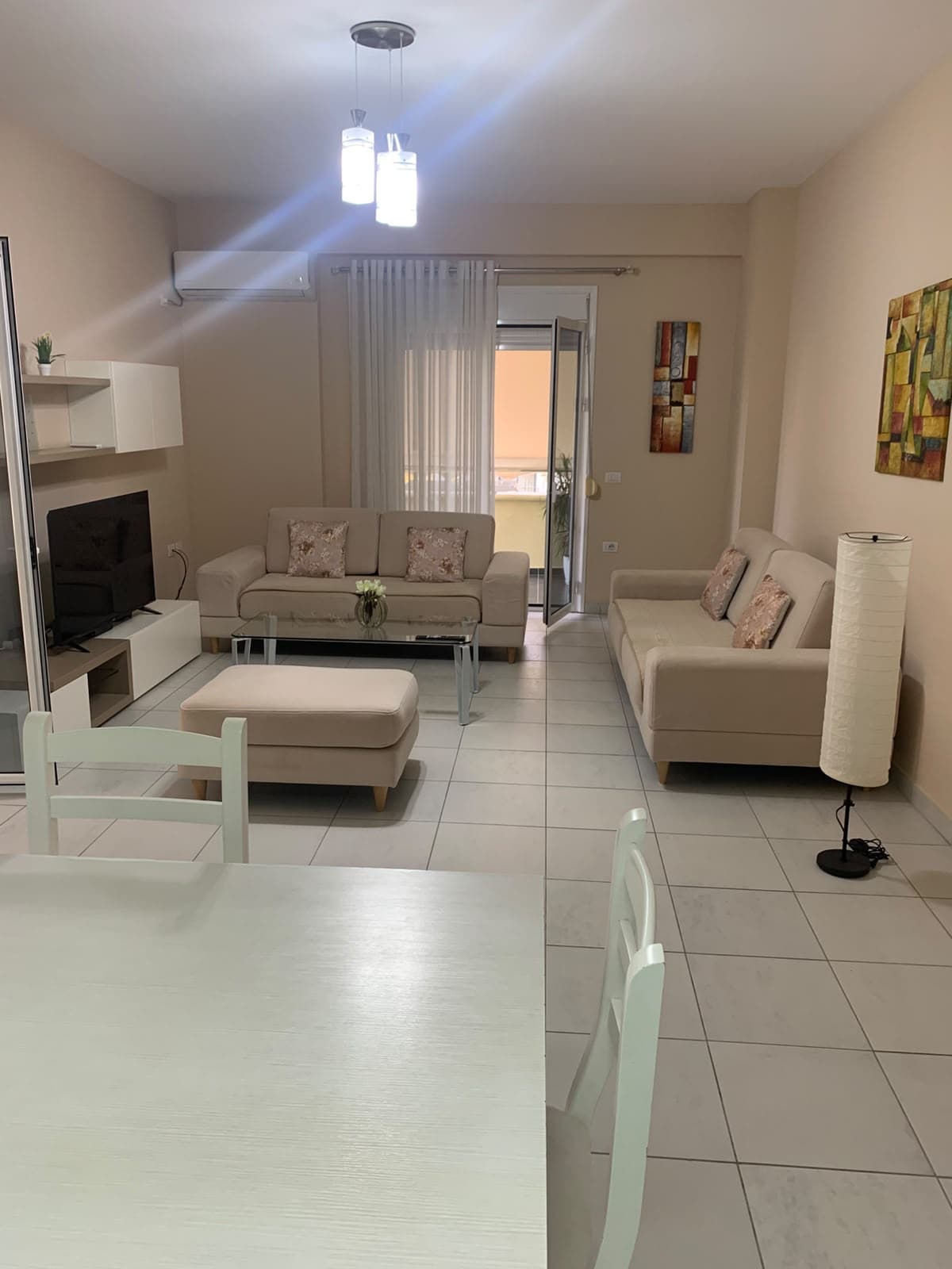 JEPET ME QERA APARTAMENT 2+1 NE LUNGOMARE, VLORE