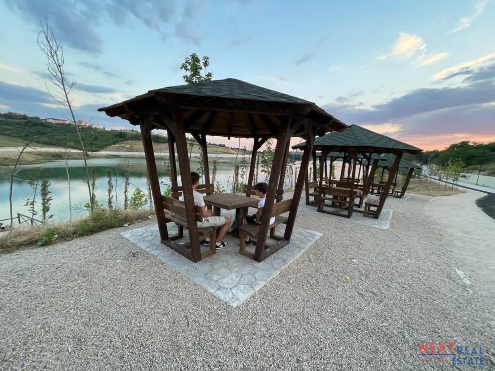 JEPET ME QIRA VILË LUKSOZE PRANË LIQENIT TË FARKËS – PAMJE MAHNITËSE, AMBIENT I QETË DHE KOMODITET MAKSIMAL! 4