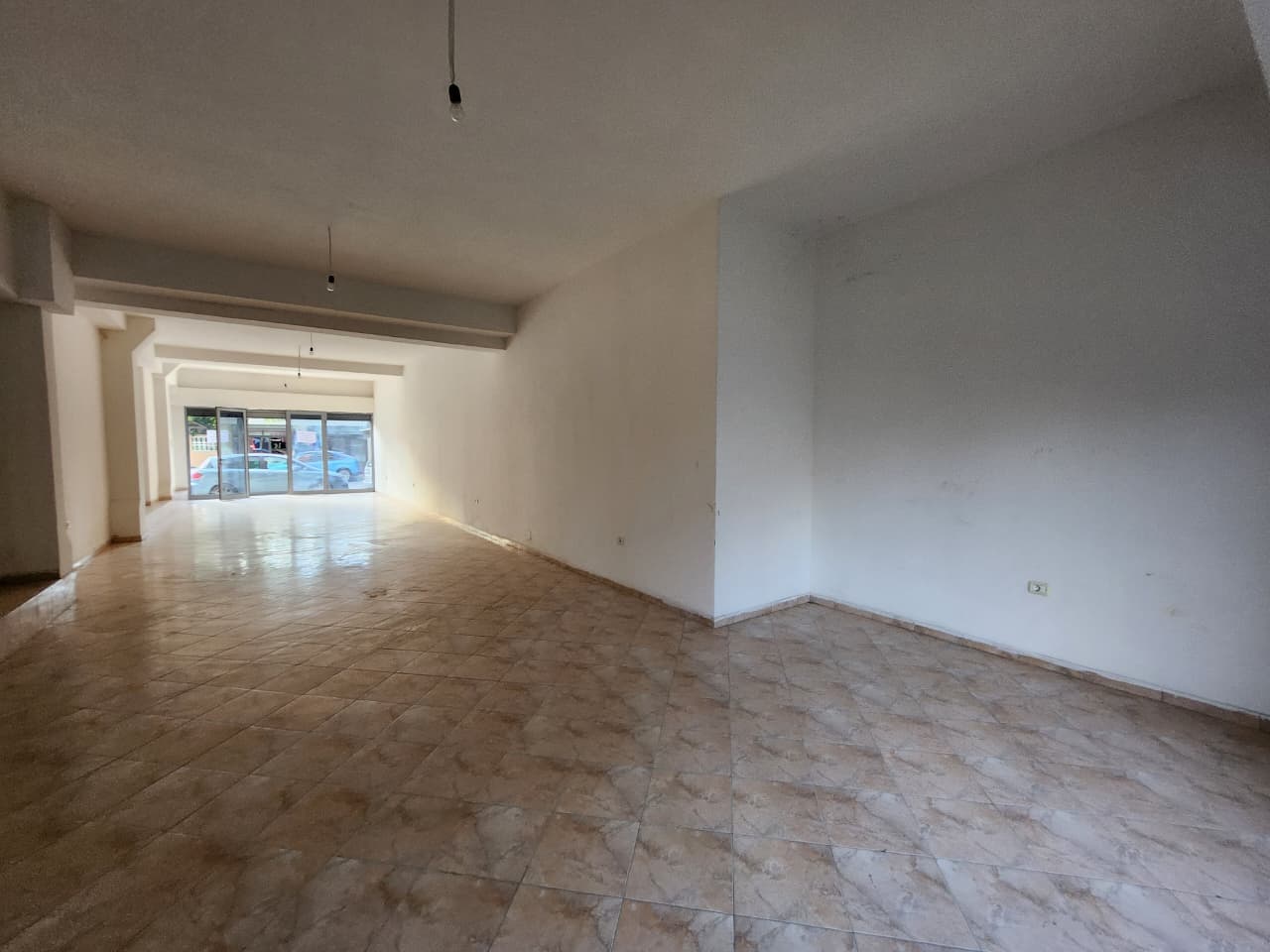 SHITET DYQAN PRANË SHKOLLËS SË MUZIKËS, VLORË 3