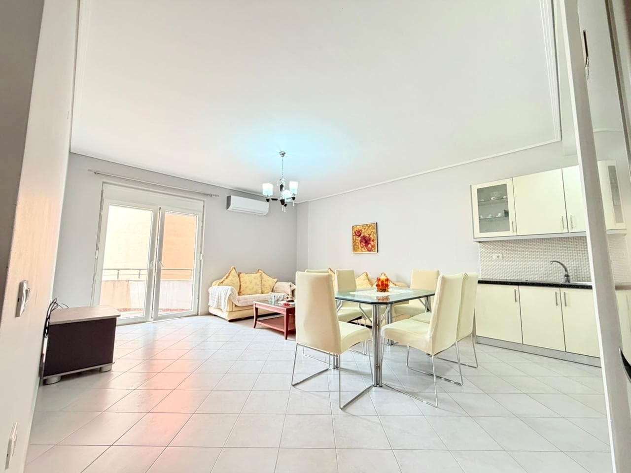 SHITET APARTAMENT 2+1 ME PAMJE DETI – VIJE E DYTE LUNGOMARE, VLORE 2