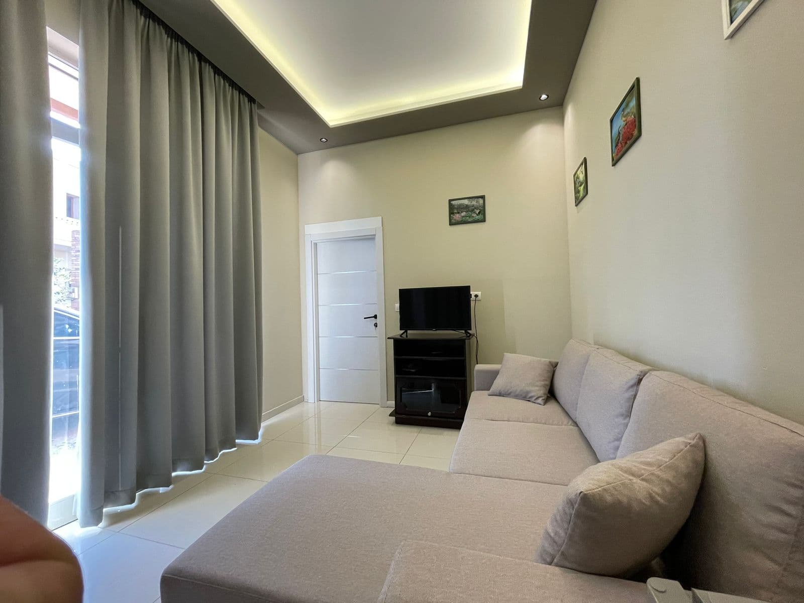 SHITET STUDIO NE UJE TE FTOHTE, VLORE 2