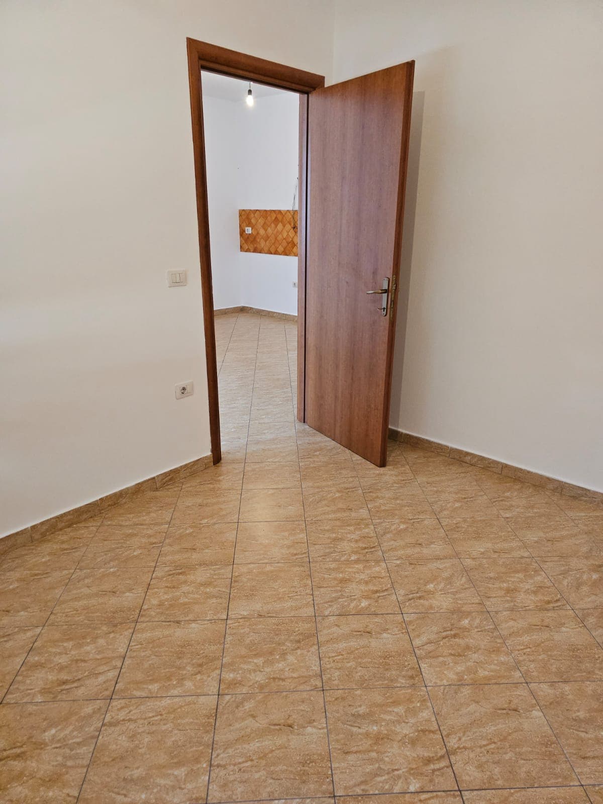 APARTAMENT 1+1 ME QERA NE RR. E ELBASANIT – IDEAL PËR BANIM OSE BIZNES! 4