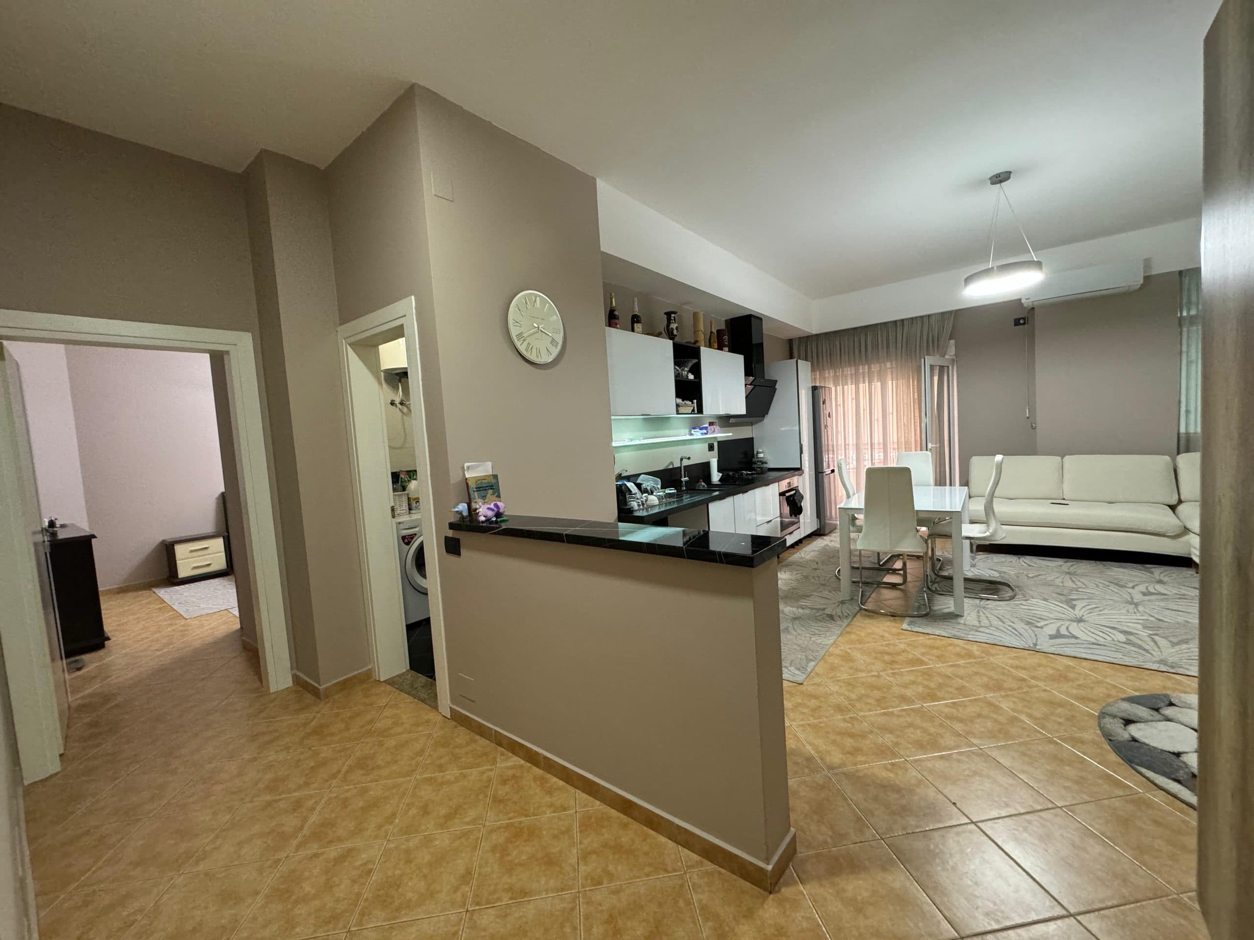 SHITET APARTAMENT 1+1 ME PAMJE ANESORE DETI NE LUNGOMARE, VLORE 2
