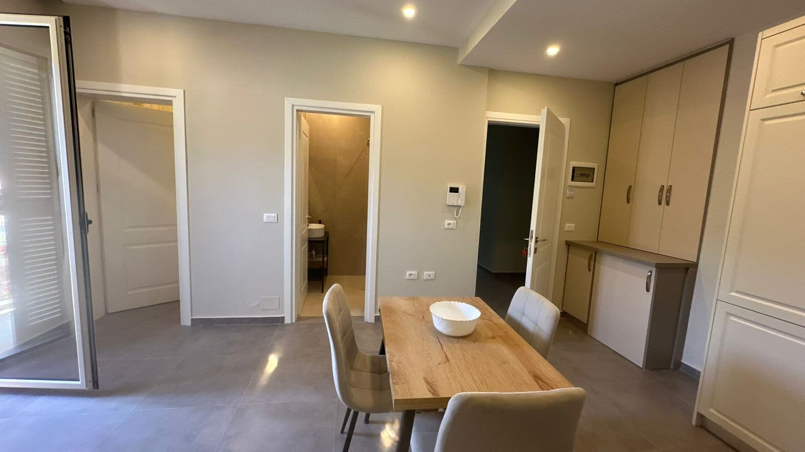 JEPET ME QERA APARTAMENT 1+1 NE KATIN E DYTE TE NJE SHTEPIE PRIVATE NE VLORE 3