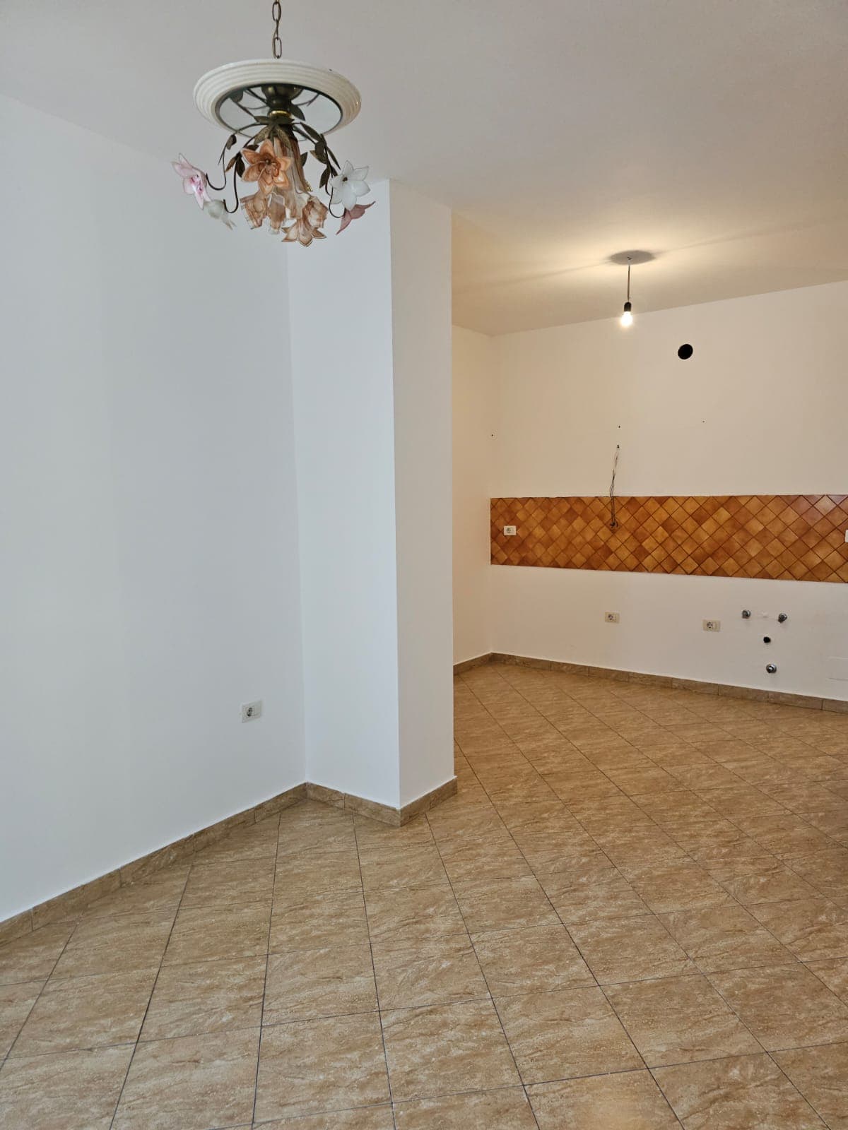 APARTAMENT 1+1 ME QERA NE RR. E ELBASANIT – IDEAL PËR BANIM OSE BIZNES! 3