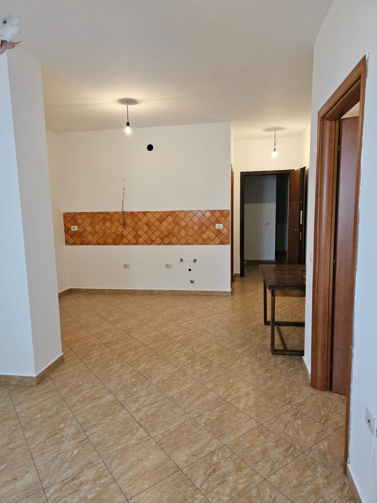 APARTAMENT 1+1 ME QERA NE RR. E ELBASANIT – IDEAL PËR BANIM OSE BIZNES!