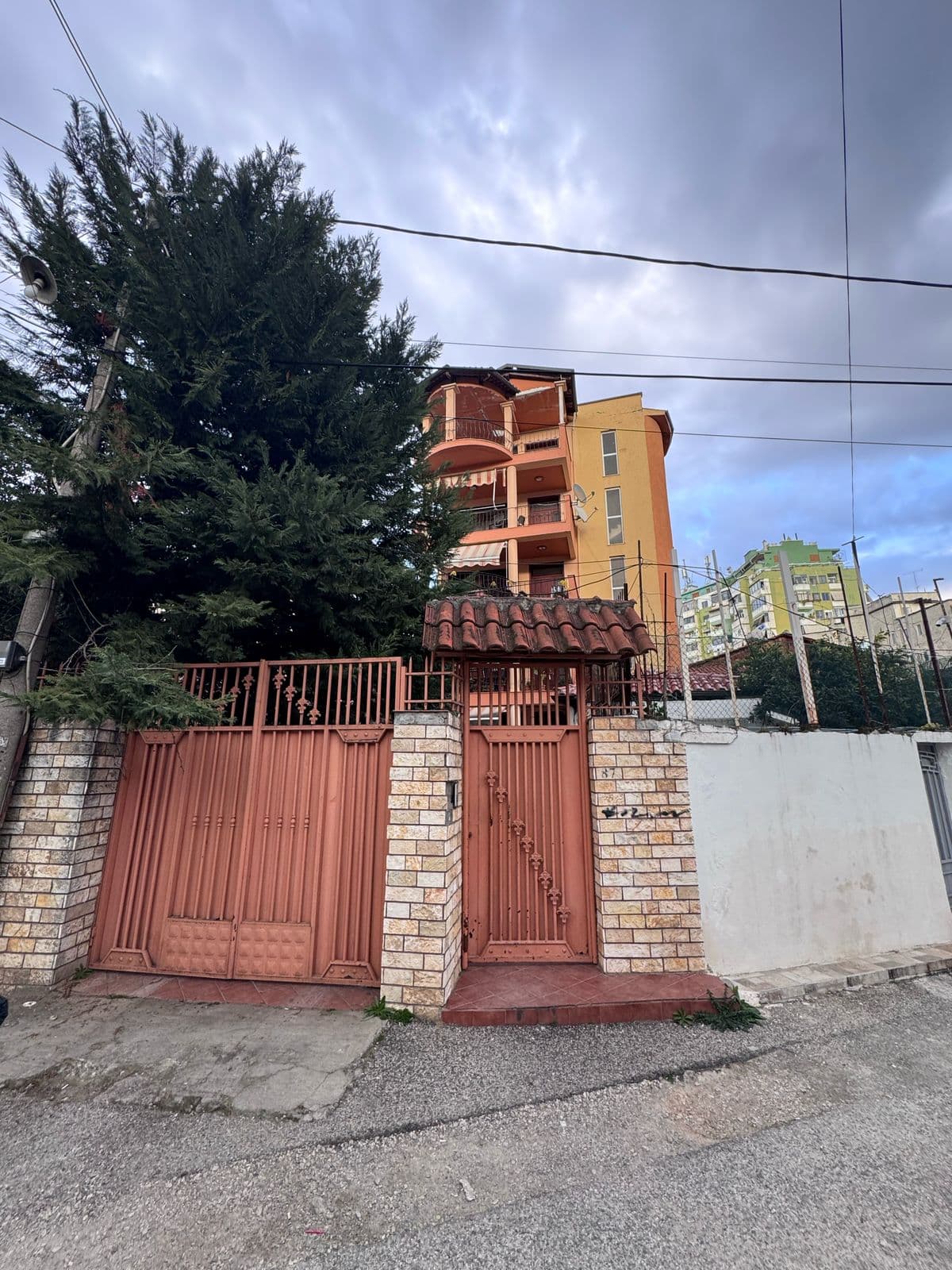 JEPET VILE 5 KATE ME QERA NE BRRYL, TIRANE 3