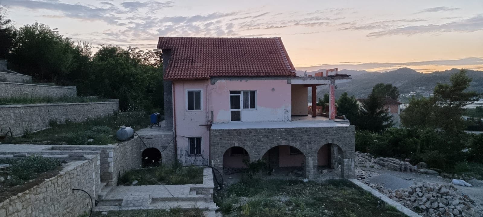 SHITET TRUALL + NDËRTESË NË PEZË-HELMËS, TIRANË 2