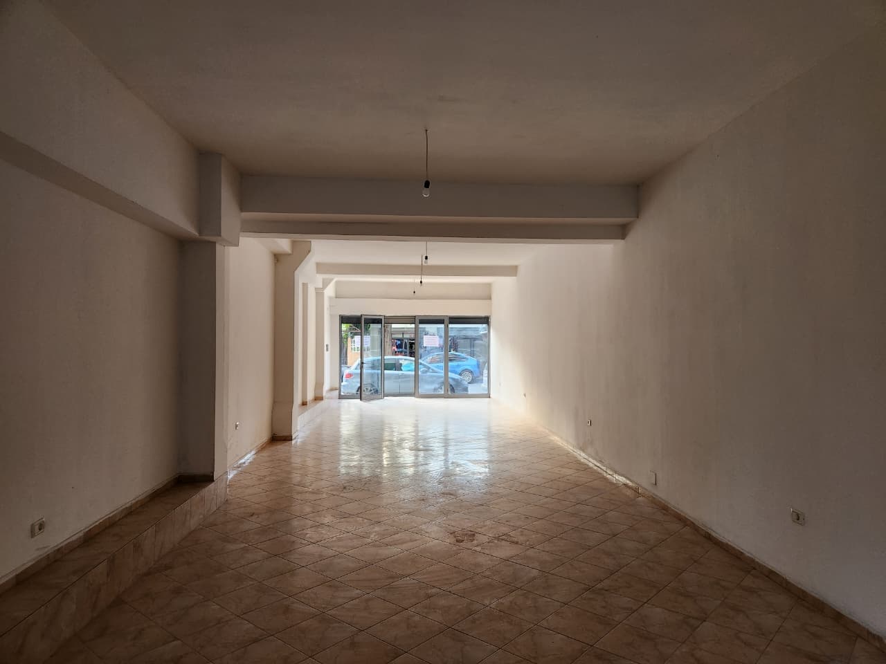 SHITET DYQAN PRANË SHKOLLËS SË MUZIKËS, VLORË