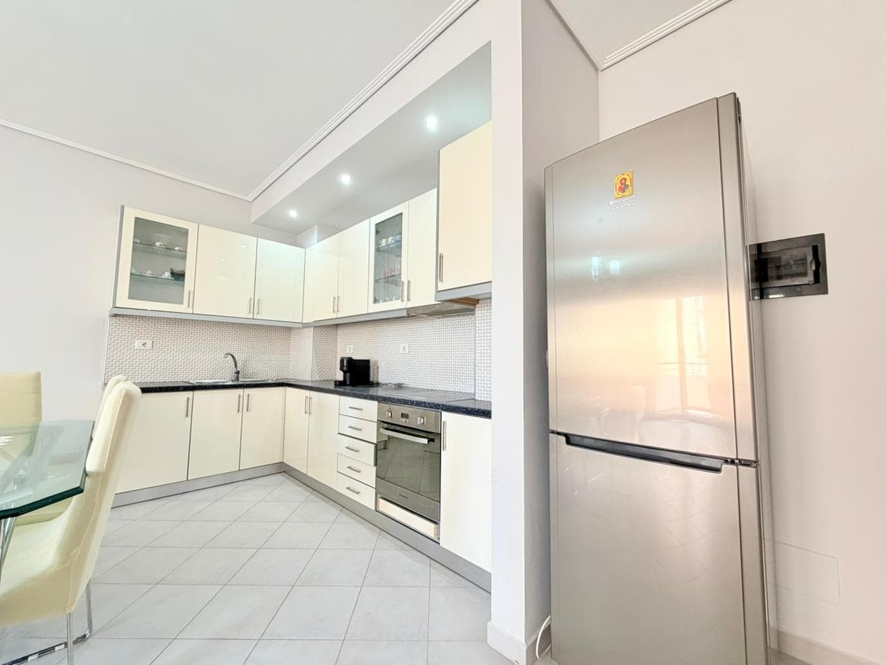SHITET APARTAMENT 2+1 ME PAMJE DETI – VIJE E DYTE LUNGOMARE, VLORE 4