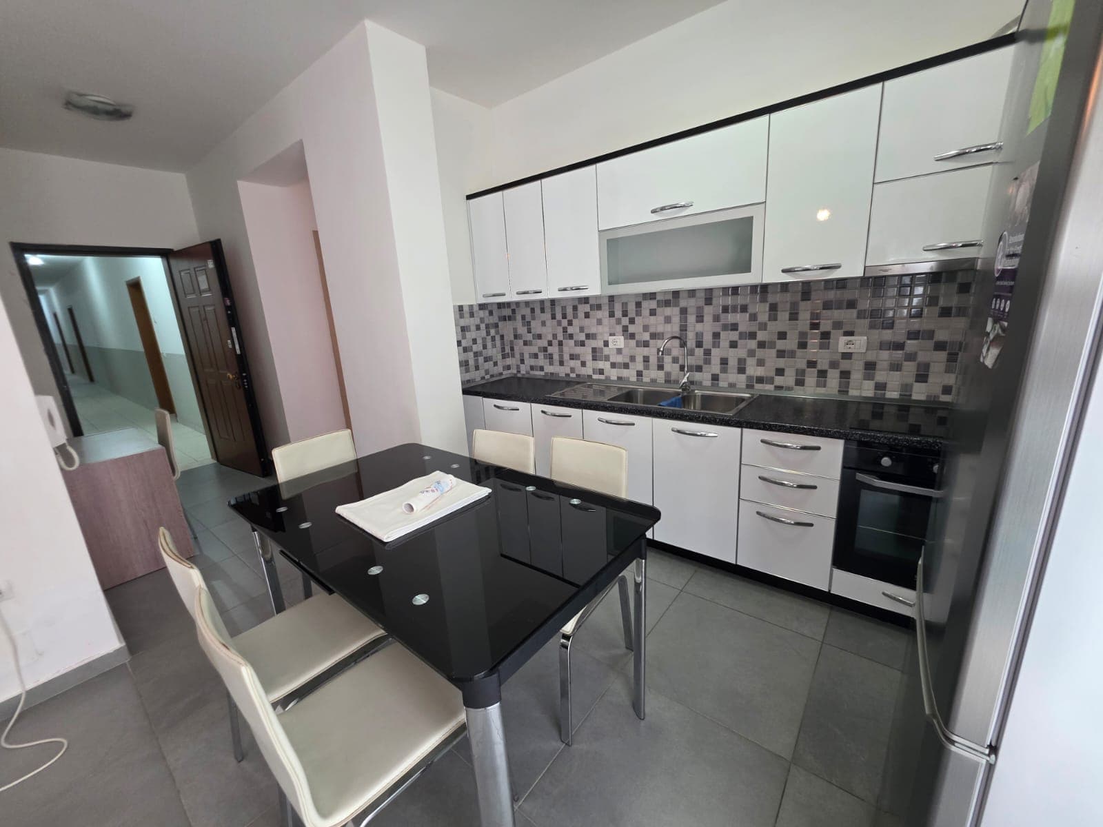 APARTAMENT 2+1 ME QERA NE LUNGOMARE VLORE 3