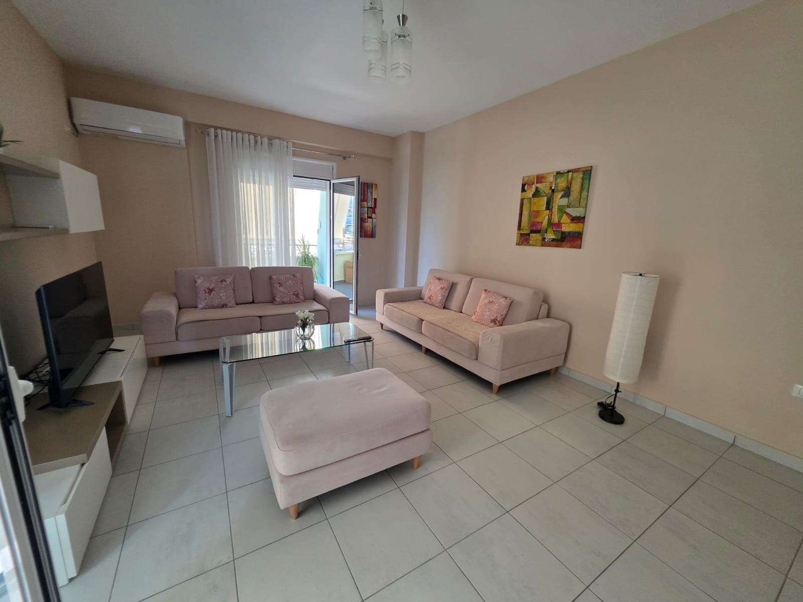 APARTAMENT 2+1 ME QERA NE LUNGOMARE VLORE 3