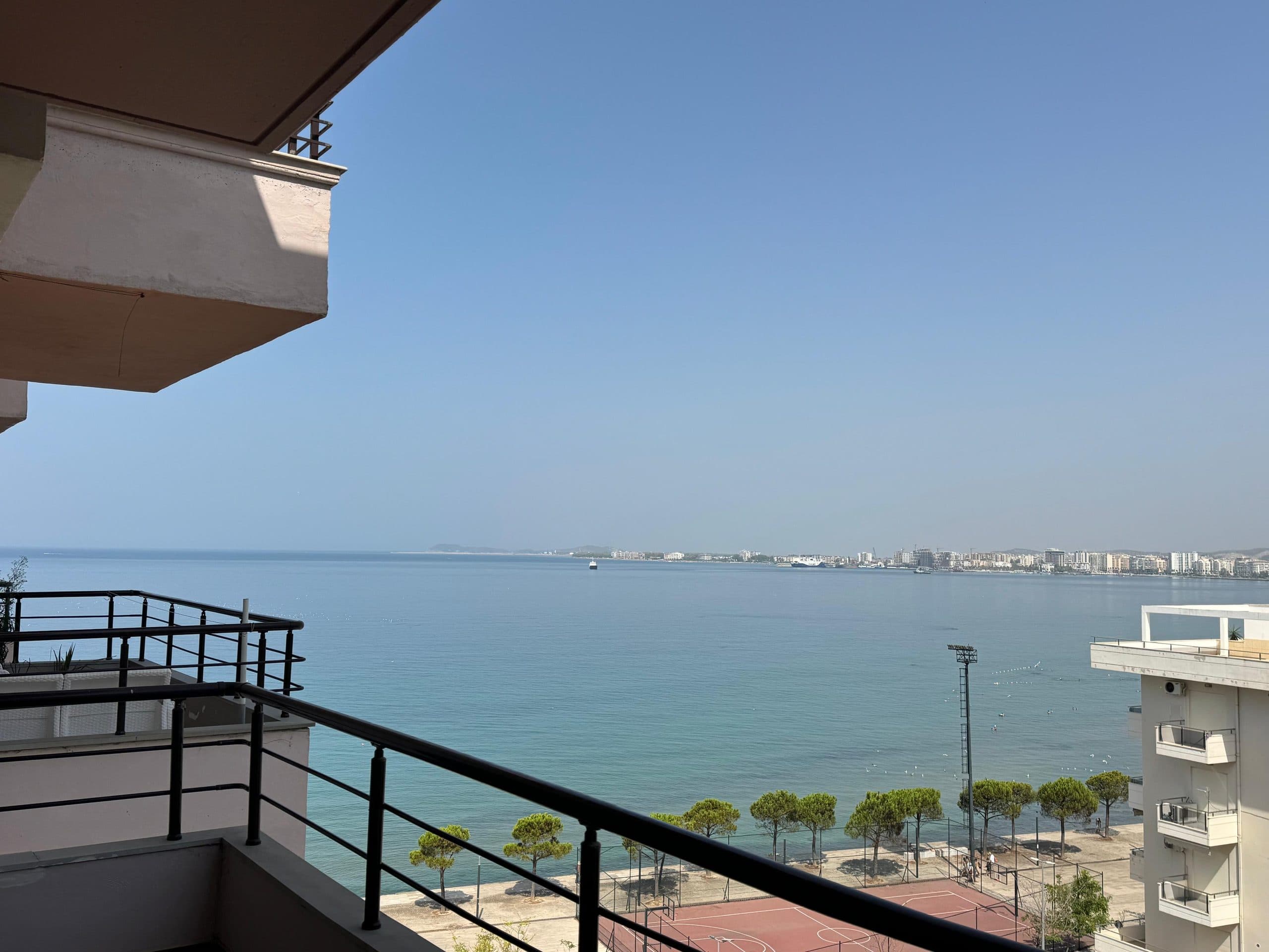 SHITET APARTAMENT 2+1 ME PAMJE ANESORE DETI NE LUNGOMARE 2, VLORE