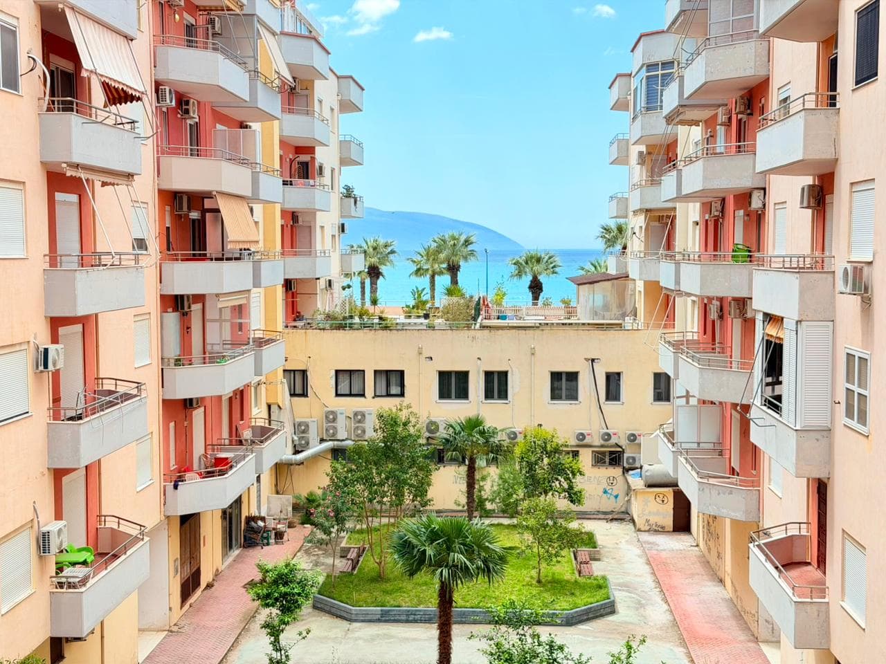 SHITET APARTAMENT 2+1 ME PAMJE DETI – VIJE E DYTE LUNGOMARE, VLORE