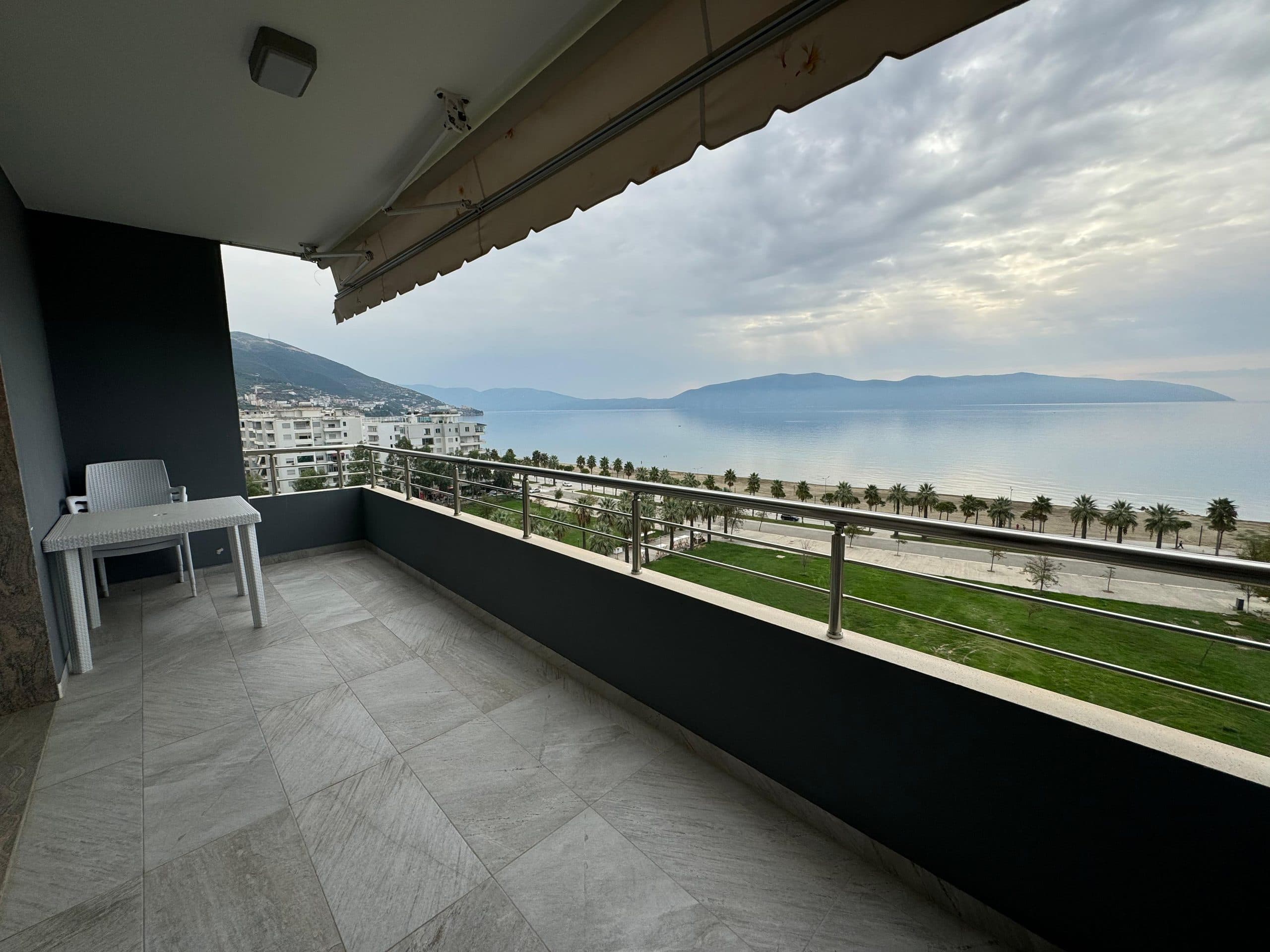 SHITET APARTAMENT 3+1+2 ME PAMJE DETI NE LUNGOMARE, VLORE