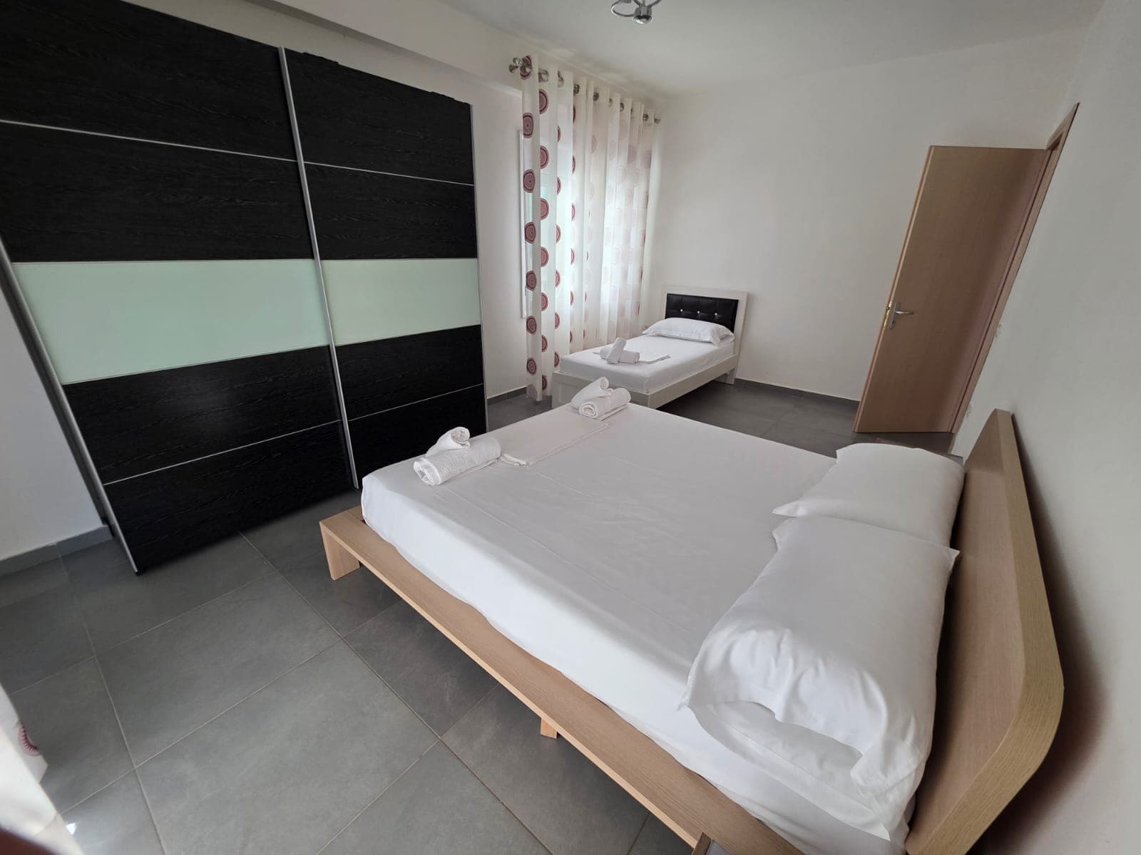 APARTAMENT 2+1 ME QERA NE LUNGOMARE VLORE 4