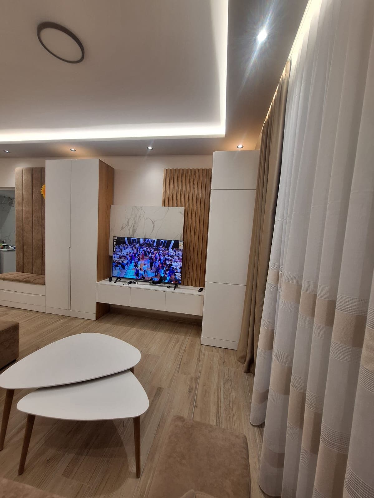 JEPET ME QERA STUDIO NE LUNGOMARE, VLORE 3
