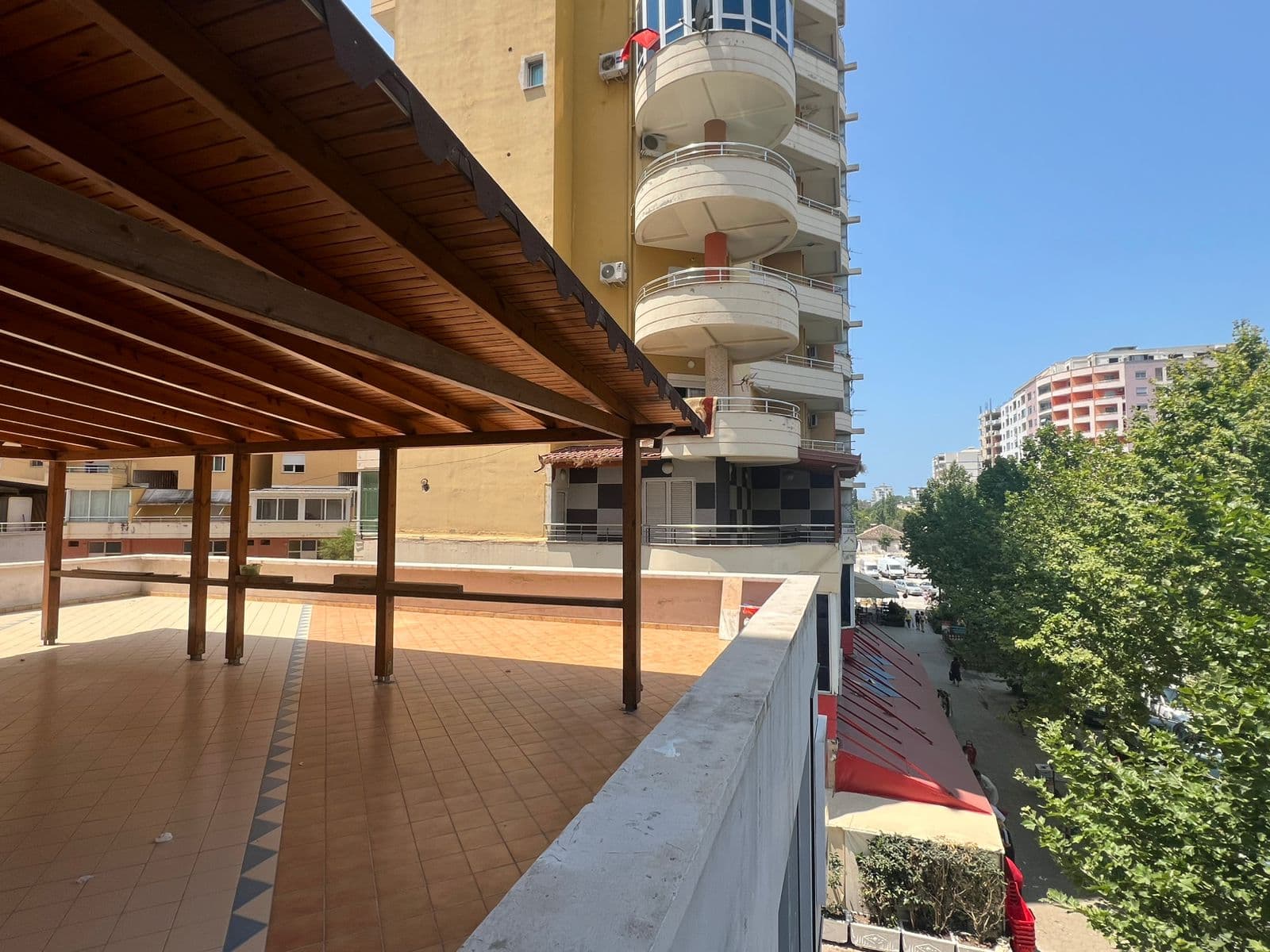 APARTAMENT 2+1 ME VERANDE PRANE PORTIT, VLORE