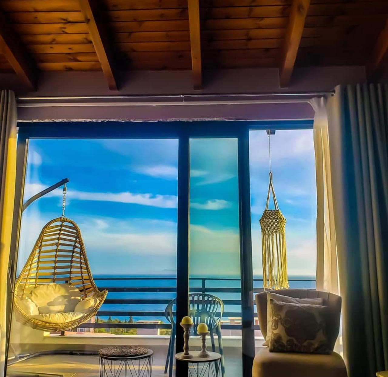 HOTEL NE SHITJE NE BREGDET, DHERMI
