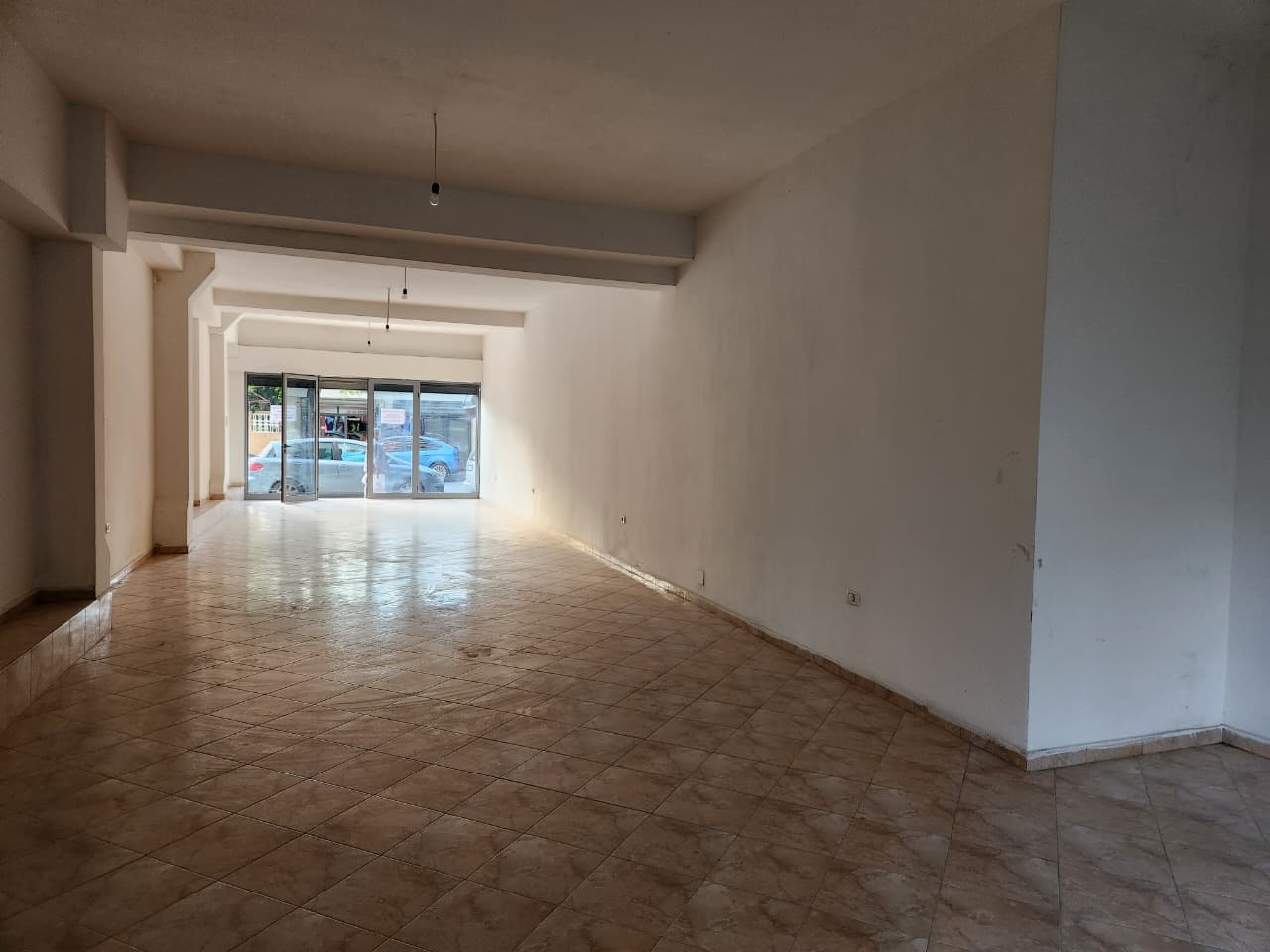 SHITET DYQAN PRANË SHKOLLËS SË MUZIKËS, VLORË 2