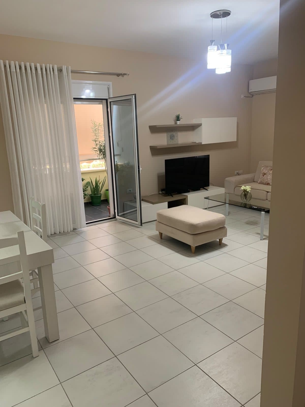 JEPET ME QERA APARTAMENT 2+1 NE LUNGOMARE, VLORE 2