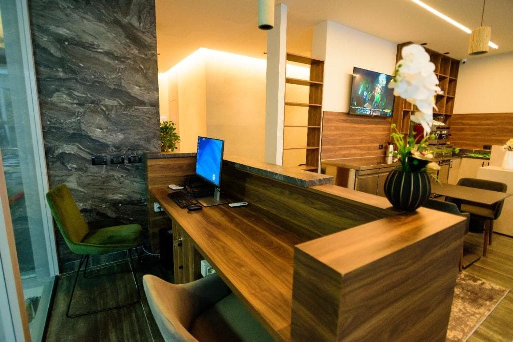 JEPET HOTEL ME QERA & SHITET AKTIVITETI NE LUNGOMARE, VLORE